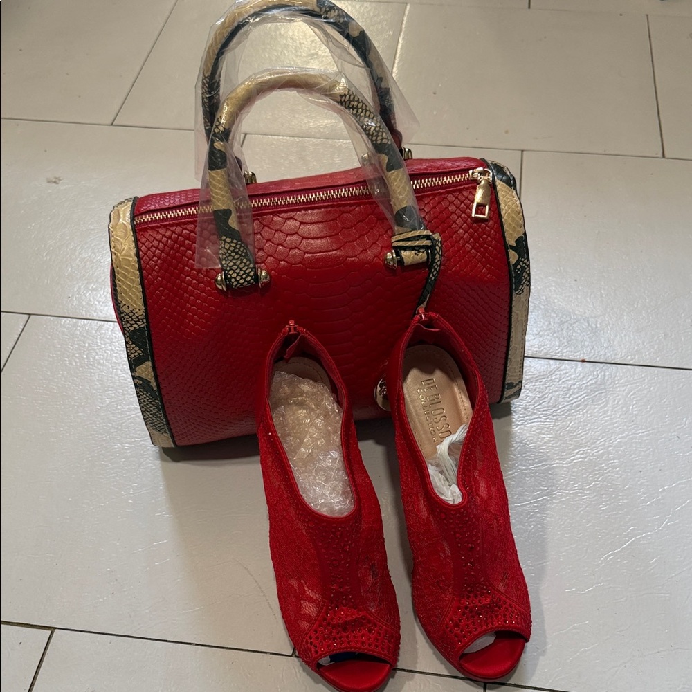 Red Croc-Embossed‎ Handbag and Lace Heels Set - Picture 3 of 6